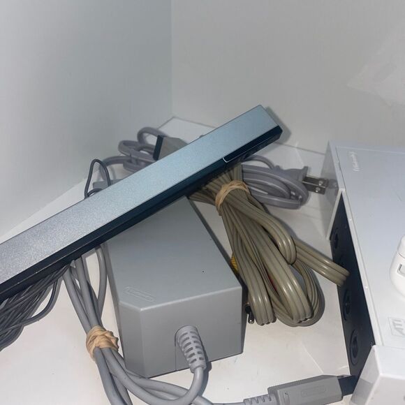 Nintendo Wii White Console RVL-001‎ Game Cube Compatible Bundle w/ 1 Controller - Picture 2 of 6